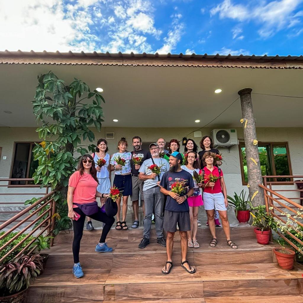 Hotel Greenland Safari Sauraha Extérieur photo