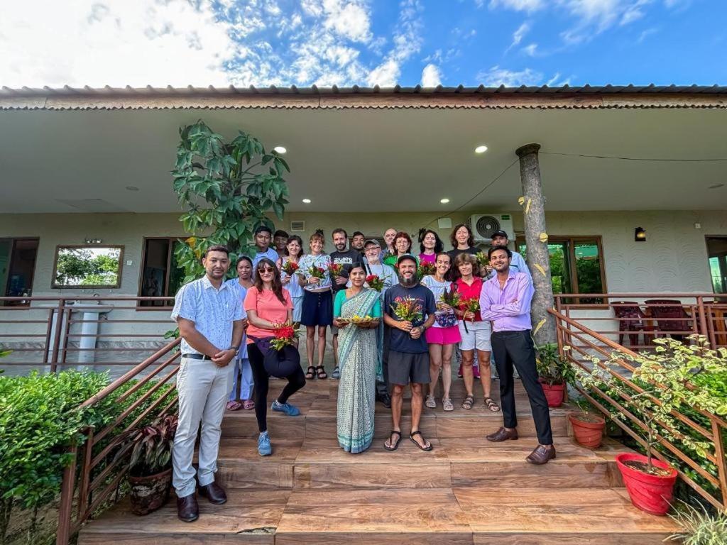 Hotel Greenland Safari Sauraha Extérieur photo