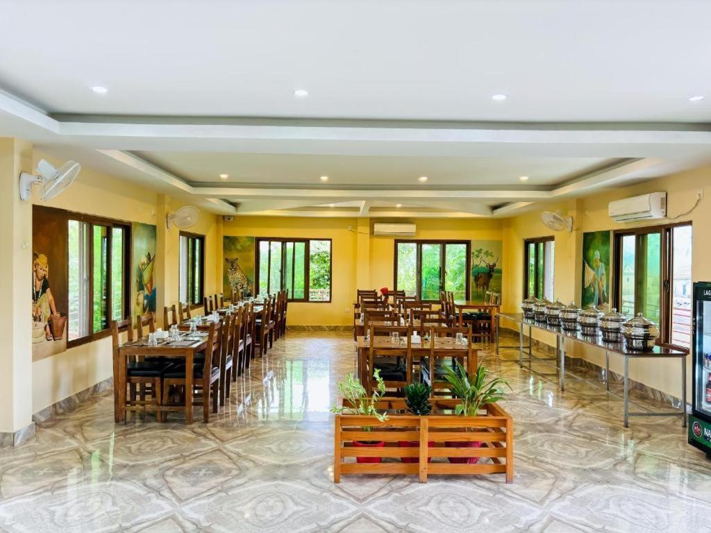 Hotel Greenland Safari Sauraha Extérieur photo